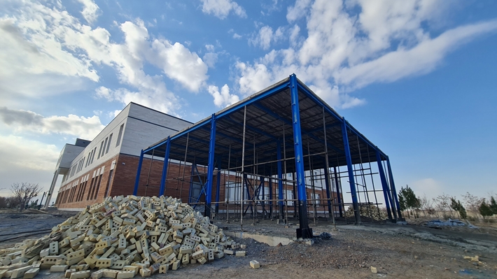 اتمام مرحله اجرای اسکلت فلزی و شروع فاز اصلی سفت کاری پروژه ساختمان مرکز بهداشت، سلامت و مشاوره پردیس دانشگاه گناباد